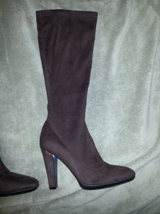 Illustration for article titled Free boots in size 8 (well not "free"; will need to pay shipping)